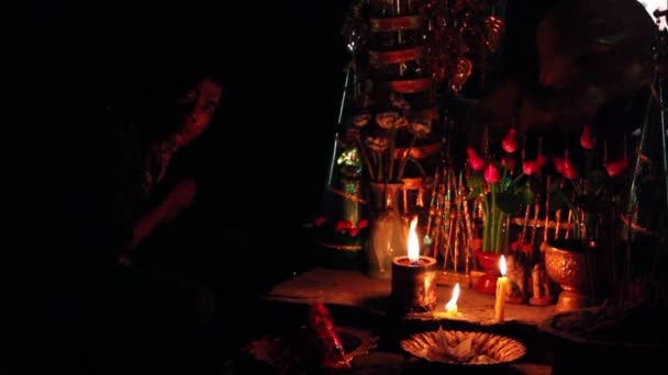 Tempio asiatico Santuario - medio girato candele e incenso Guy — Video Stock