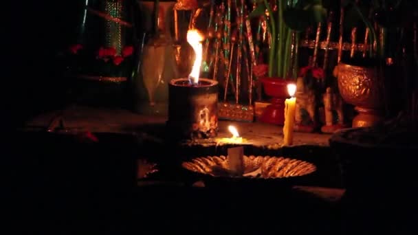 亚洲寺庙神社-关闭了蜡烛 — 图库视频影像