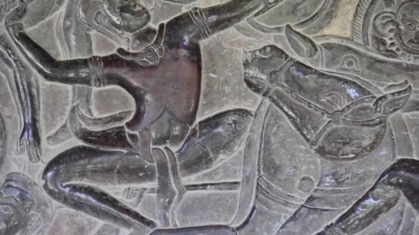 Templo antigo (Angkor) - Cavalos de escultura em parede CU — Vídeo de Stock