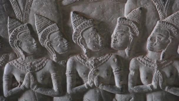 Temple ancien (Angkor) - Détail des sculptures murales ECU incliner danseurs — Video