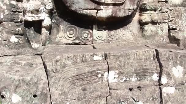 Templo antigo (Angkor) - Inclinação de tiro largo até Bayon Face — Vídeo de Stock