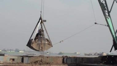 Inşaat Tarama: Dev kürek nehirden kum çeker, tekrar düşer