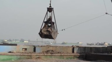 Inşaat Tarama: Dev Kürek kum döker, daha fazla iner