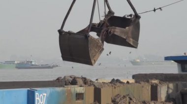 İnşaat Tarama: Dev Kürek Kum Dışarı River Dredges içine Drops