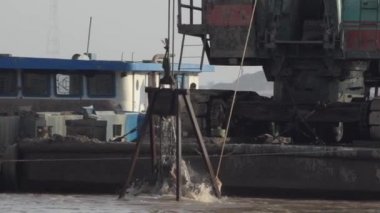 Inşaat Tarama: Dev kürek nehirden çekilir mavna üzerinde kum koyar