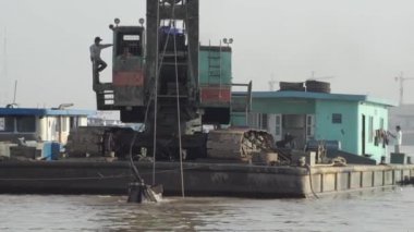 İnşaat Tarama: Vinç nehirden mavna lifte dev kepçe