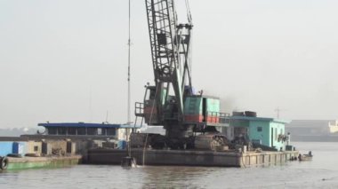 İnşaat Tarama: Vinç dev kova nehirden kum kepçe