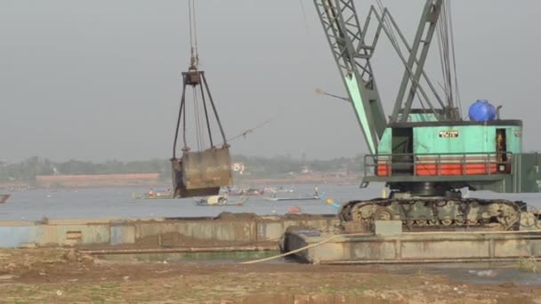 CONSTRUCTION DREDGING: Side view crane and giant shovel scoops sand — Stock Video