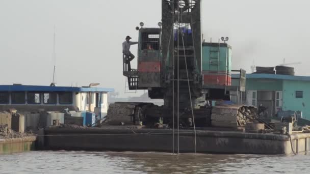 Budowa pogłębiarki: Żuraw na barki łopaty piasku z rzeki — Wideo stockowe