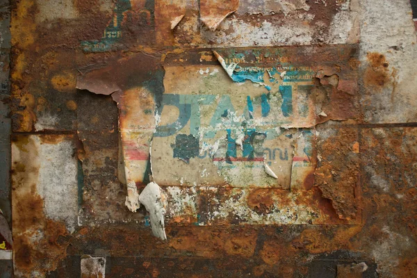 Wider Horizontal View of Weathered Grungy paper Flyers on Rusty — Stock Photo, Image