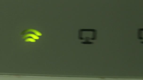 Символ модема Wifi: Камера Dolly быстро и поселился на иконе Wifi — стоковое видео