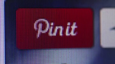 Birleşik Devlet - Kasım 2013: kullanıcı Pinterest için el İmleci hareket ortaya çıkarmak için makro Ecu kamera dolly sol ' P