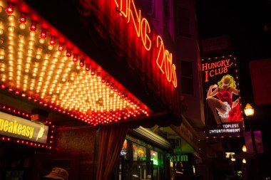 Geceleri Neon ayetlerine Kuzey Plajı, San Francisco - orta atış