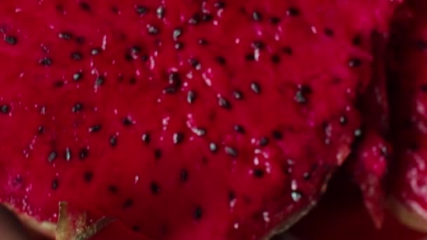 Macro close up Dolly heen en weer over exotische Aziatische draak fruit — Stockvideo