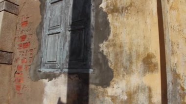 Fransız Sömürge: Fransız Sömürge Binası Ws görünümüne eski duvar boyunca Pan sol