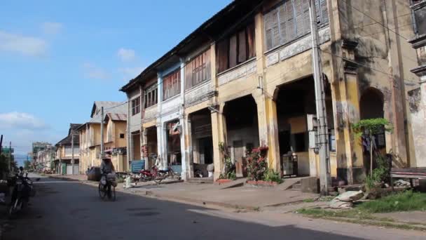 Francuski kolonialnym: Ws francuskich kolonialnych budynków z Azji chleb sprzedawcy na rowerze — Wideo stockowe