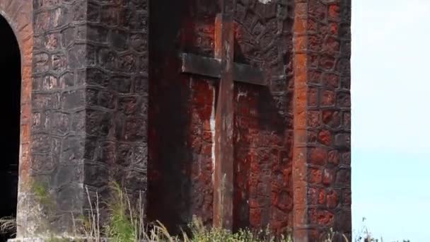 Französische Kolonialzeit: Zeitlupe kippt vor verlassener alter Kirche — Stockvideo