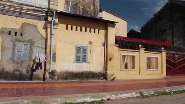 Francese Coloniale: WS pan al vecchio edificio coloniale francese in Asia con vestiti — Video Stock