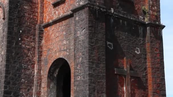 フランスの植民地: 近い遅いチルトアップ教会 — ストック動画