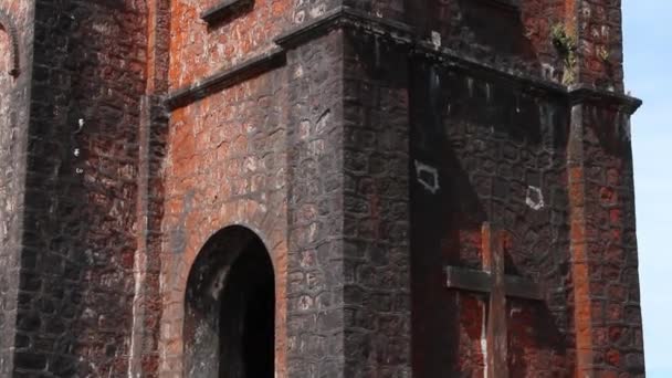 Colonial français : plus lent incliner vers le haut église 