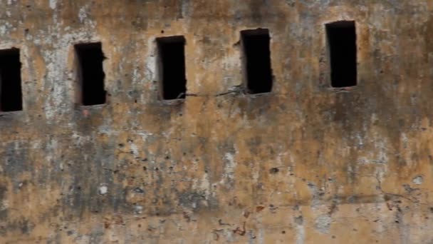 Colonial français : CU pan à travers le mur texturé de l'ancien bâtiment colonial français 