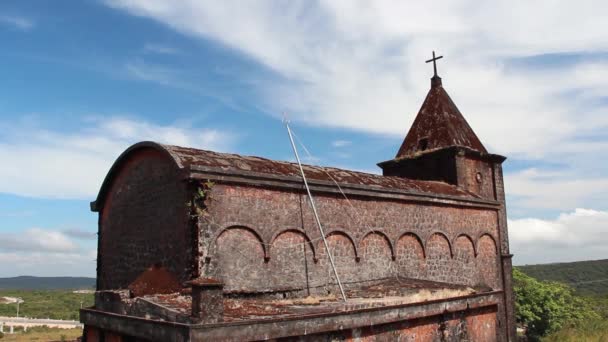Franse koloniale: Ws kantelen naar beneden gebroken kerk (#1) — Stockvideo