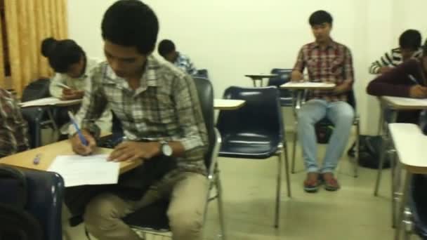 SIEM REAP, CAMBODIA - CIRCA ABRIL 2016: Estudiantes asiáticos hacen un examen intermedio con cámara en fila — Vídeos de Stock