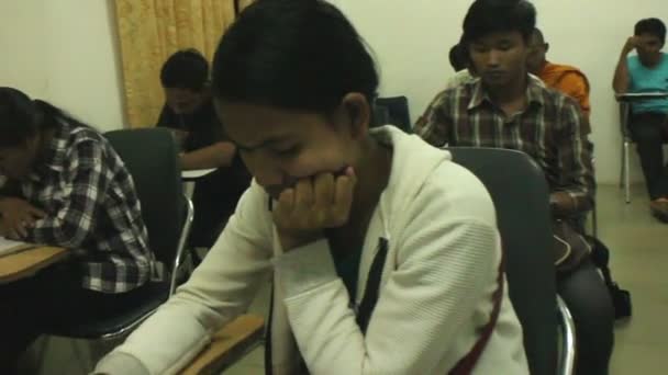 SIEM REAP, CAMBODIA: 12 DE SEPTIEMBRE DE 2015: Estudiantes asiáticos que realizan un examen intermedio con cámara moviéndose a través de filas para revelar — Vídeos de Stock