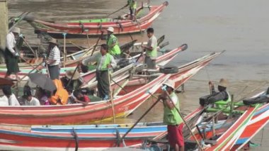 Yan görünümü küme grubunda yolcu teknelerin