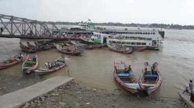 Yolcu teknesi limanda Burma arasında pan