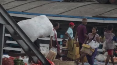 Porter büyük çuval tekne taşır.