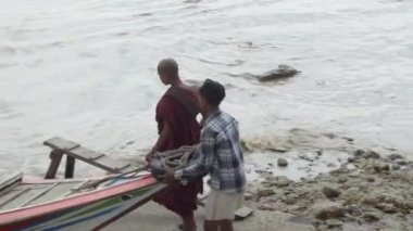 Monk yolcu tekne orada doğru iner