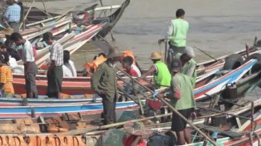Küme yolcu tekneleri limanda sallanan