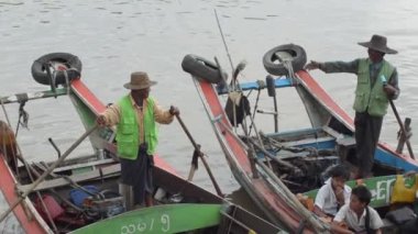 Yolcular gelmesi için gemilerde boatmen bekleyin