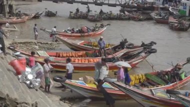 İskelesi ile çıkış yapan yolcu tekneleri görünümünü