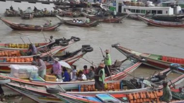 Soldan sağa yolcu tekneler arasında dön.