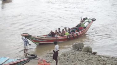 26 Nisan 2014 - Rangoon, Burma: Küçük yolcu teknesi geldiğinde nehir kenarında bir bağlantı noktası
