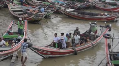 26 Nisan 2014 - Rangoon, Burma: tekne gelene yolcu ve nehir kıyısındaki bir limanda karaya insanlar