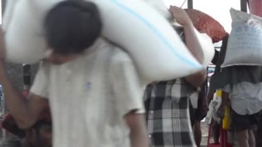 Hamallar mal ve büyük çuval taşımak