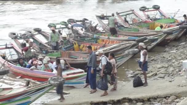 Muchos barcos de pasajeros esperan en línea — Vídeos de Stock