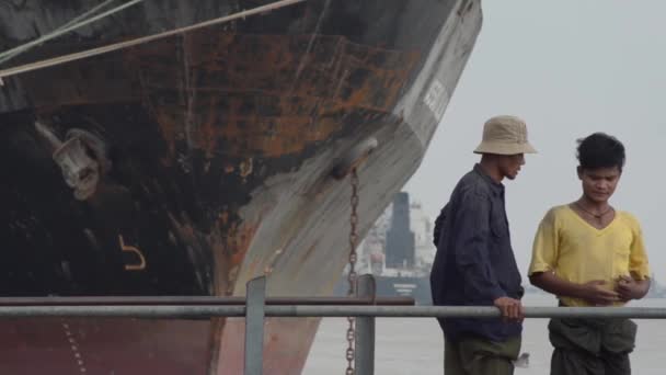 Porters voeren zakken met vrachtschip achter — Stockvideo