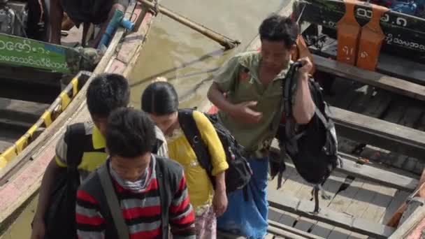 Overhead view passengers exit boat — Stock Video