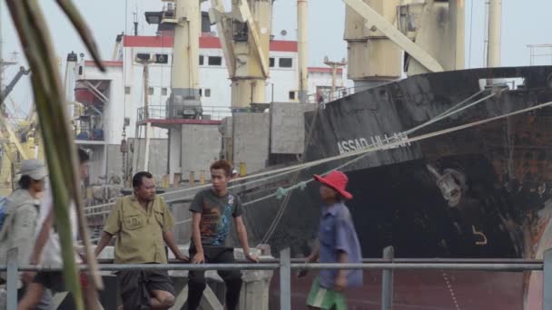 PORTO, QUAY & JETTY: ASIA - I portatori portano sacchi con grande nave sullo sfondo — Video Stock