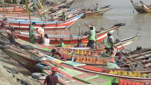 Vista lateral fila ocupada de barcos no porto — Vídeo de Stock