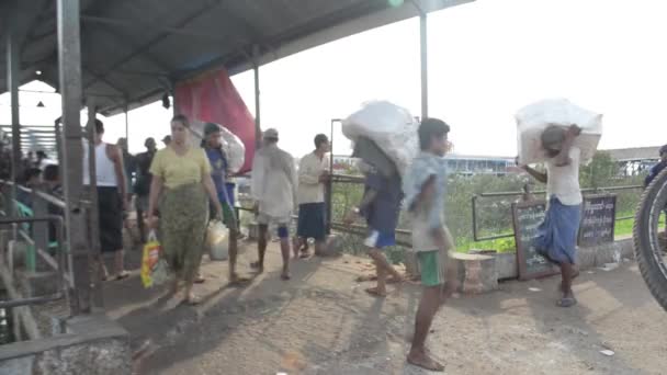 Muitos trabalhadores transportam mercadorias, rolo de barril de óleo — Vídeo de Stock