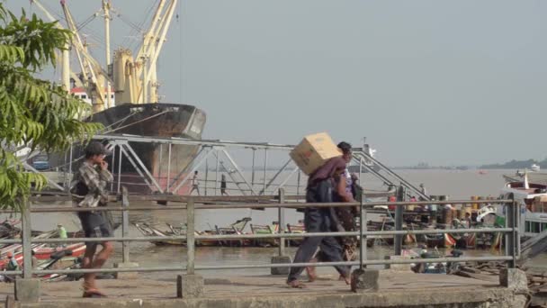 APRILE 26, 2014 - RANGOON, BURMA: I lavoratori attraversano più passerelle con grande nave visibile sullo sfondo — Video Stock