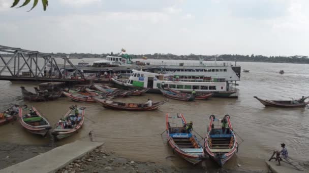 APRIL 26, 2014 - RANGOON, BURMA: Pan across cloudy small boat port in Burma — Stock Video