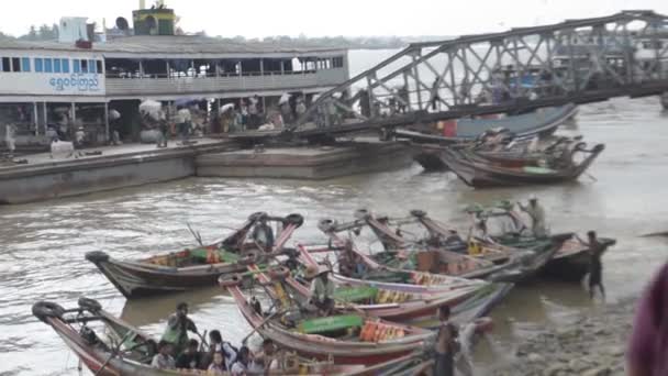 Barcos de pasajeros y pasarela de carga — Vídeo de stock