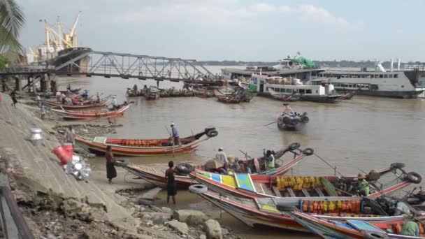26 DE ABRIL DE 2014 - RANGOON, BURMA: Pase a través de los barcos mientras algunos salen — Vídeo de stock