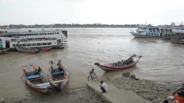  26 Nisan 2014 - Rangoon, Burma: tekne geldi küçük bir plaj nehir Yangon Port üzerinde yolcu